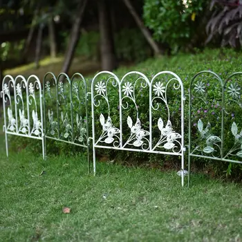 Желязна ограда от градината на лентата с шарени пеперуди